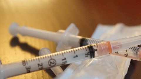 En estos lugares se les ofrecería a los adictos la parafernalia para preparar dosis de heroína, así como agujas limpias para inyectarse seguramente.