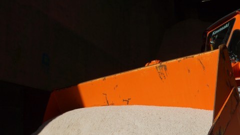 Desde este viernes salieron a las calles 579 máquinas distribuidoras de sal.