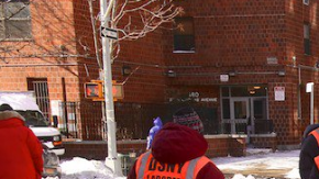 El Departamento de Sanidad le ofreció la oportunidad a neoyorquinos de ganar unos dólares extra limpiando la nieve de las calles. (Archivo)
