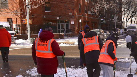 El Departamento de Sanidad le ofreció la oportunidad a neoyorquinos de ganar unos dólares extra limpiando la nieve de las calles. (Archivo)