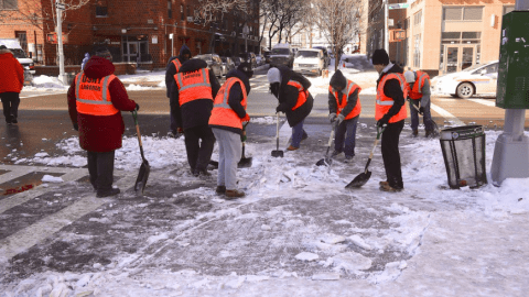 El Departamento de Sanidad le ofreció la oportunidad a neoyorquinos de ganar unos dólares extra limpiando la nieve de las calles. (Archivo)