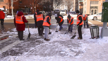 El Departamento de Sanidad le ofreció la oportunidad a neoyorquinos de ganar unos dólares extra limpiando la nieve de las calles. (Archivo)