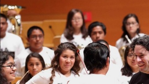 Gustavo Dudamel dirigirá a la Orquesta Juvenil de Los Ángeles en el Super Bowl 50.