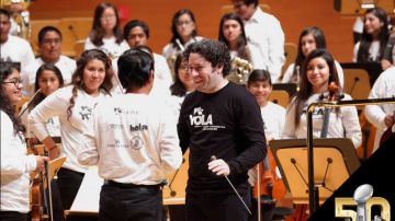 Gustavo Dudamel dirigirá a la Orquesta Juvenil de Los Ángeles en el Super Bowl 50.