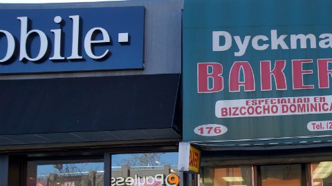 En el número 126 de la calle Dyckman se encuentra una pastelería latina. Wendy, una de sus trabajadoras, asegura que la gente nueva en el barrio sigue yendo a estos sitios tradicionales.