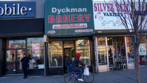 En el número 126 de la calle Dyckman se encuentra una pastelería latina. Wendy, una de sus trabajadoras, asegura que la gente nueva en el barrio sigue yendo a estos sitios tradicionales.