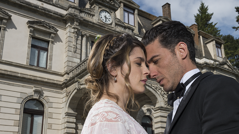 Irene Azuela y Erick Elías son los protagonistas de "El hotel de los secretos".