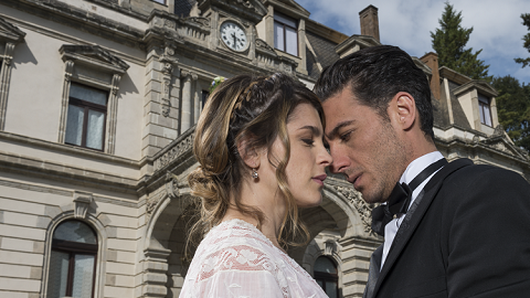 Irene Azuela y Erick Elías son los protagonistas de "El hotel de los secretos".