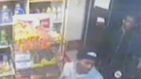 El video de una cámara de seguridad muestra a los sospechosos dentro de una bodega.