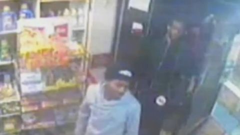 El video de una cámara de seguridad muestra a los sospechosos dentro de una bodega.
