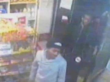 El video de una cámara de seguridad muestra a los sospechosos dentro de una bodega.