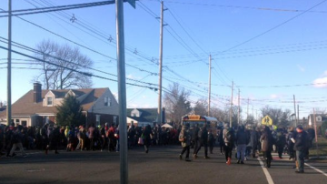 Una escuela de Fair Lawn, Nueva Jersey, siendo evacuada por amenaza de bomba este martes.  (NBC/Twitter)