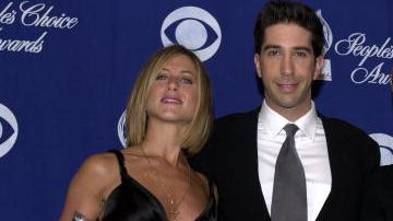 De izq. a der., el elenco de "Friends" Jennifer Aniston, David Schwimmer y Lisa Kudrow en 2001.