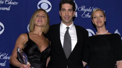 De izq. a der., el elenco de "Friends" Jennifer Aniston, David Schwimmer y Lisa Kudrow en 2001.