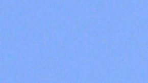 Gael García Bernal con su primer Golden Globe por su actuación en 'Mozart in the Jungle', de Amazon.