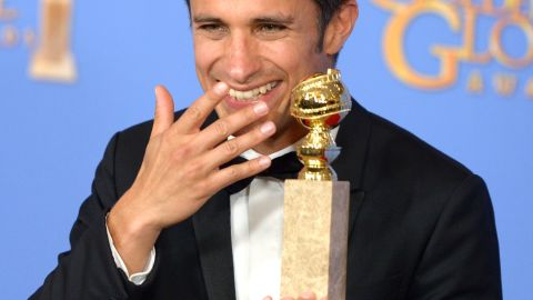 Gael García Bernal con su primer Golden Globe por su actuación en 'Mozart in the Jungle', de Amazon.