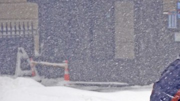 Gerardo Cabañas entrega delivery en Manhattan a pesar de la tormenta.