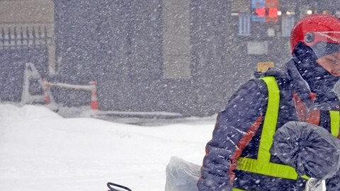 Gerardo Cabañas entrega delivery en Manhattan a pesar de la tormenta.
