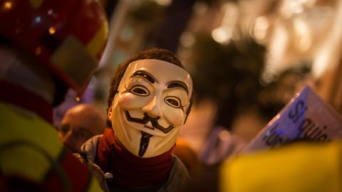 Uno de los símbolos del grupo 'Anonymous' es la careta de 'Guy Fawkes', que sus activistas suelen usar en las manifestaciones o en los comunicados.