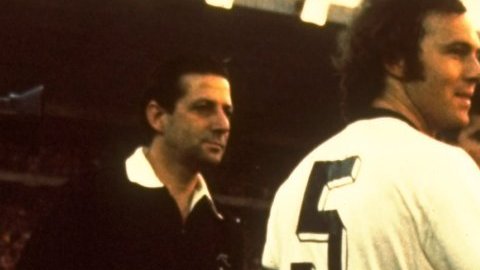 1960:  El capitán de Alemania Occidental Franz Beckenbauer #5 saluda al capitán de Alemania Oriental.