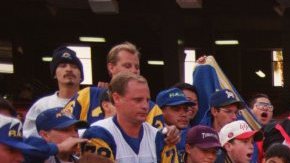 Jugadores de los Rams abandonan el campo del Estadio Anaheim al final de su partido final allí, el 24 de diciembre de 1994.