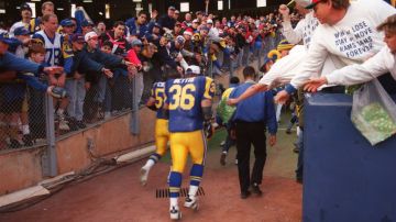 Jugadores de los Rams abandonan el campo del Estadio Anaheim al final de su partido final allí, el 24 de diciembre de 1994.