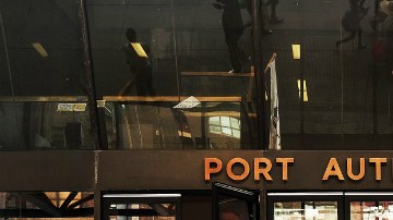 Aseguran que la Policía de la Autoridad Portuaria está arrestando hombres en los baños del terminal por ser gays.