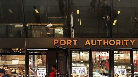 Aseguran que la Policía de la Autoridad Portuaria está arrestando hombres en los baños del terminal por ser gays.