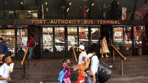 Aseguran que la Policía de la Autoridad Portuaria está arrestando hombres en los baños del terminal por ser gays.