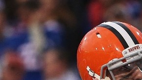Los reportes no especifican si la mujer con quien estaba Manziel es Colleen Crowley, quien se vio involucrada en el incidente de violencia doméstica anterior.