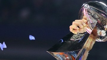 Tom Brady celebra con el trofeo Vince Lombardi el pasado febrero al ganar el Super Bowl.