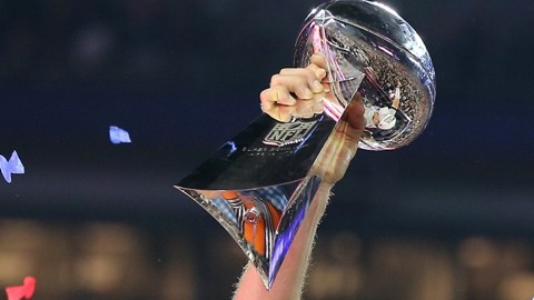 Tom Brady celebra con el trofeo Vince Lombardi el pasado febrero al ganar el Super Bowl.