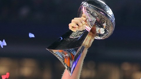 Tom Brady celebra con el trofeo Vince Lombardi el pasado febrero al ganar el Super Bowl.