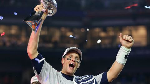 Tom Brady celebra con el trofeo Vince Lombardi el pasado febrero al ganar el Super Bowl.