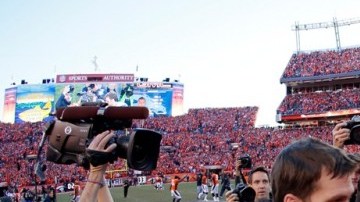 El 19 de enero de 2014, Brady felicitó a Manning luego que éste y sus Broncos ganaran el juego de campeonato de la AFC.