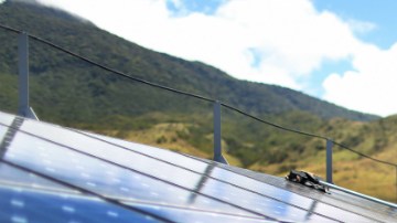Un empleado realiza trabajos de mantenimiento en una de las plantas solares de Costa Rica.