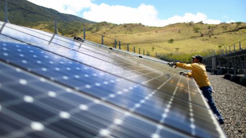 Un empleado realiza trabajos de mantenimiento en una de las plantas solares de Costa Rica.