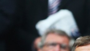 Stan Kroenke (izq.), dueño de los Rams, también es propietario del venerado Arsenal de Londres. Aquí aparece en mayo pasado previo a la final de la Copa FA.