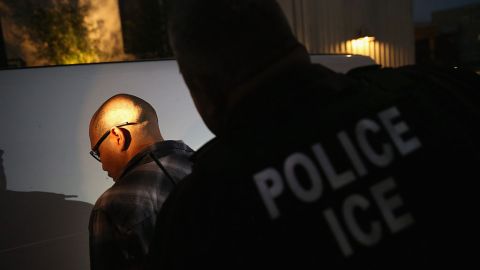 Activistas alegan que las redadas de ICE estarían violando derechos civiles de inmigrantes.