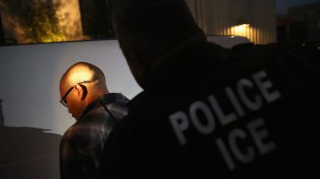 Activistas alegan que las redadas de ICE estarían violando derechos civiles de inmigrantes.