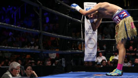 Imagen de la pelea de pesadilla. El boricua Prichard Colón se duele de golpes en la nuca sufridos en su pleito con Terrel Williams el 17 de octubre en Fairfax, Virginia.