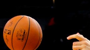 Boban (centro), el mismo que se viste y se calza con artículos construidos a medida, se transforma automáticamente cuando entra a una cancha de básquet.