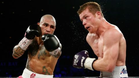 Miguel Cotto y Saúl "Canelo" Álvarez. Foto: Getty Images.