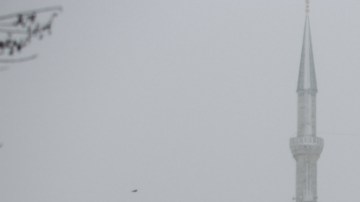 Turquía se ha visto afectada por una gran tormenta de nieve. Las ciudades más afectadas han tenido que ampliar los servicios de emergencia y hasta 142 vuelos de Turkish Airlines han sido cancelados.