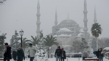 Turquía se ha visto afectada por una gran tormenta de nieve. Las ciudades más afectadas han tenido que ampliar los servicios de emergencia y hasta 142 vuelos de Turkish Airlines han sido cancelados.