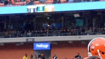 Antonio Brown ayudó a Pittsburgh a clasificarse a los playoffs con 13 atrapadas más para terminar con 136 en la temporada, líder de la NFL.