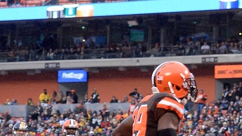 Antonio Brown ayudó a Pittsburgh a clasificarse a los playoffs con 13 atrapadas más para terminar con 136 en la temporada, líder de la NFL.