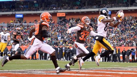 Antonio Brown ayudó a Pittsburgh a clasificarse a los playoffs con 13 atrapadas más para terminar con 136 en la temporada, líder de la NFL.