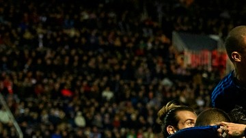 Jugadores del Madrid festejan el golazo de Benzema.