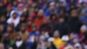 Leodis McKelvin, de los Bills de Buffalo, intercepta un pase en la zona de anotación en el cuarto periodo, una de las jugadas clave en la derrota de los Jets.